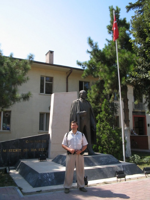 Турецкий Ленин - Мустафа Кемаль Ататюрк. Действительно великий человек. В каждом поселке его улица центральная, его памятник у сельсовета.