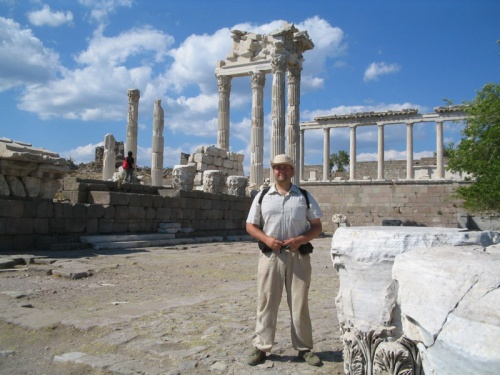 Храм Траяна - центральный в пергамском акрополе.