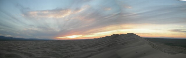 Дюны Хонгор Элс на закате. Панорама.
