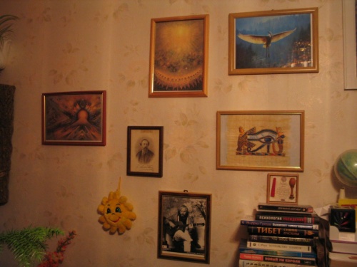 Две картины Люшиной-Хараламбус, любимые поэты с автографами (А.К.Толстой и А.А.Дольский), папирус с левым глазом Гора и конечно журавлик.