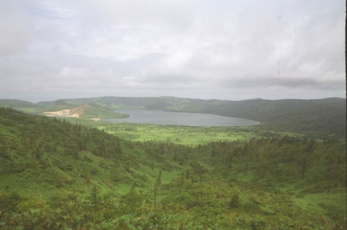 вид на кальдеру со смотровой площадки,слева озеро гейзерное озеро Кипящее,перетекающее в большое озеро Горячее