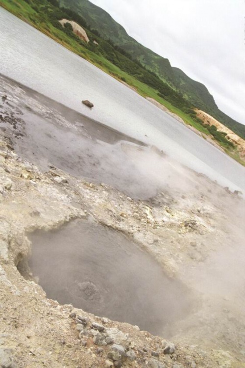 Кипящие берега озера Кипящего,вот то что на первом плане тонкая солевая корка,а под ней все кипит,вода и грязь,и вырывается сквозь трещинки,