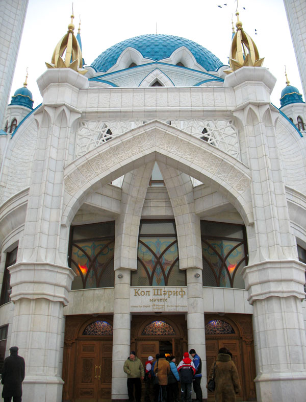 Двери мечети открыты и туристам