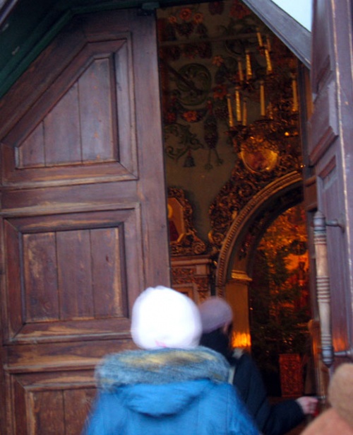 За дверью собора обнаруживается золотой сумрак