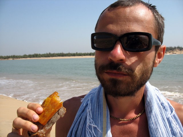 Жизнь удалась! Муни на берегу Бенгальского залива с бутербродом из куска белорусского каравая и ломтя сушеного бенгальского манго. Орисса
