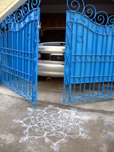 Объект находится под охраной... узорчика. Колам - благоприятный знак, который в южной Индии рисуют на земле перед домом. Мамалапурам