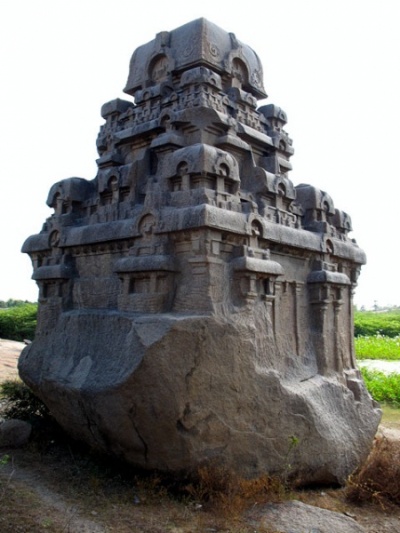 Снизу - камень, сверху - храм. Мамалапурам