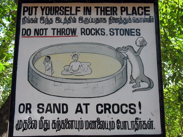 "Поставьте себя на их место! Не кидайте камни и песок в крокодилов". Плакат на крокодиловой ферме около Мамалапурама