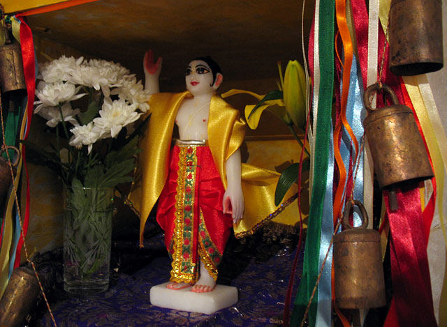 Шри Гауранга, воплощение Кришны, окутанного золотым сиянием любви Радхарани