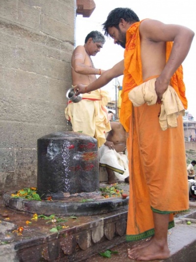 ритуал - шива абхишеки - возливание священной воды Ганга на лингам