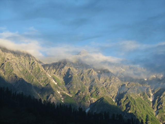 Гималаи за окном рано утром на рассвете