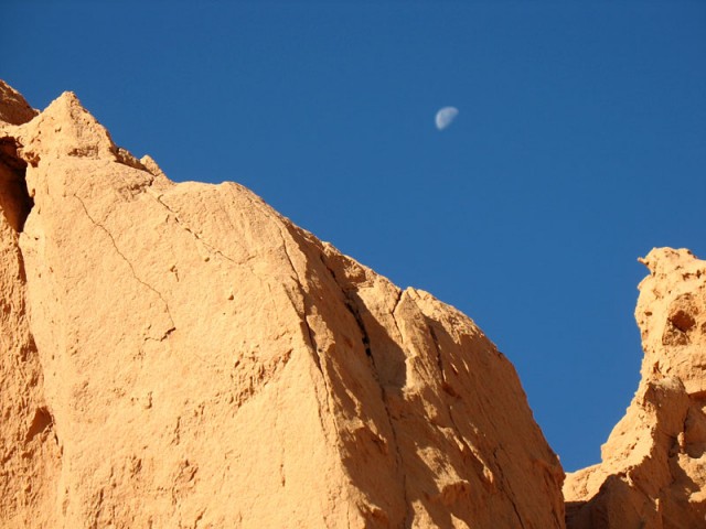 Скалы и луна. Баянзаг, Монголия