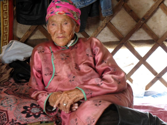 Девяностолетняя монгольская бабушка