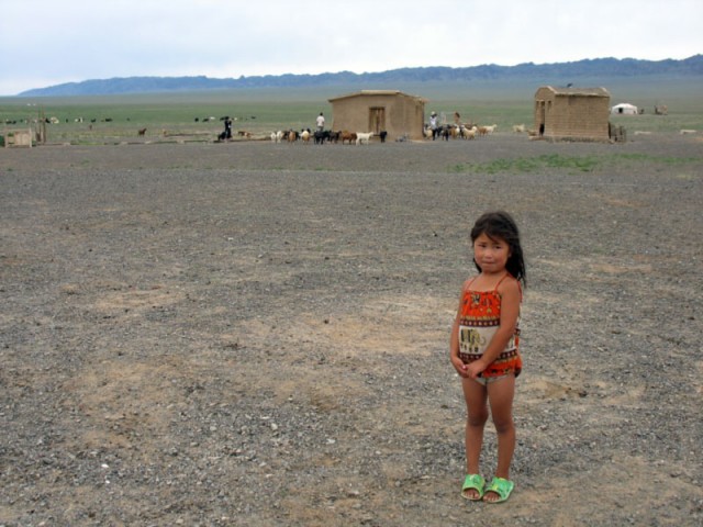 Монгольская девочка. Гоби, Монголия