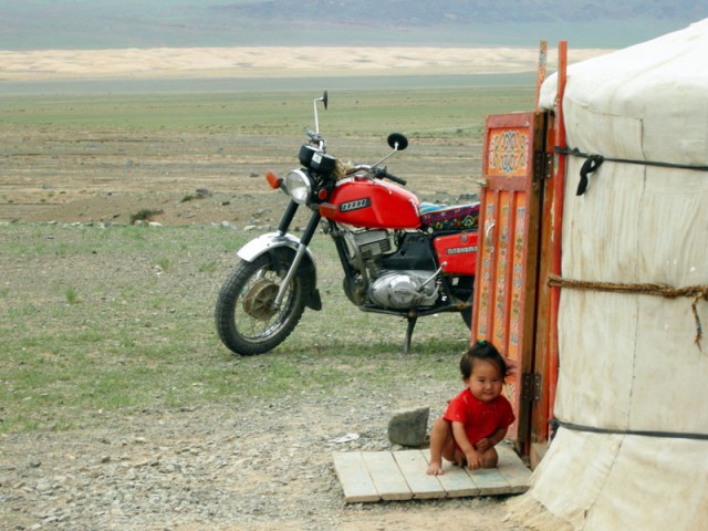 На пороге своего дома. Гоби. Монголия