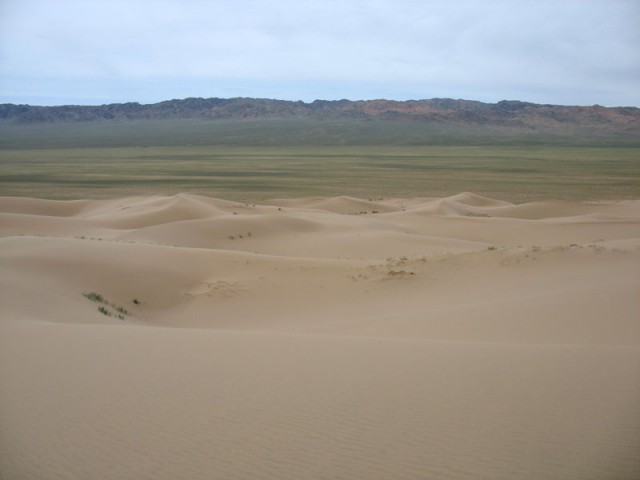 Здесь – дюны, там – горы. Гоби, Монголия