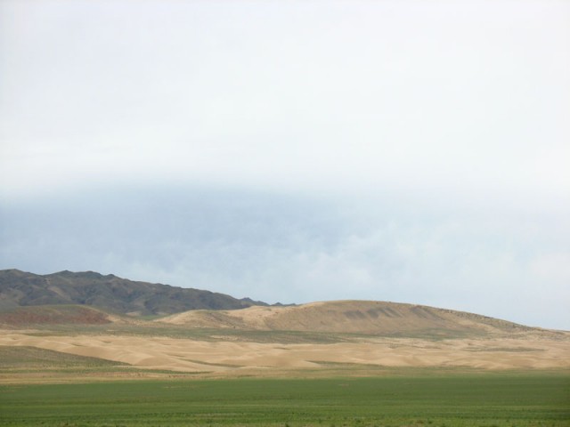 Пески и горы. Гоби, Монголия