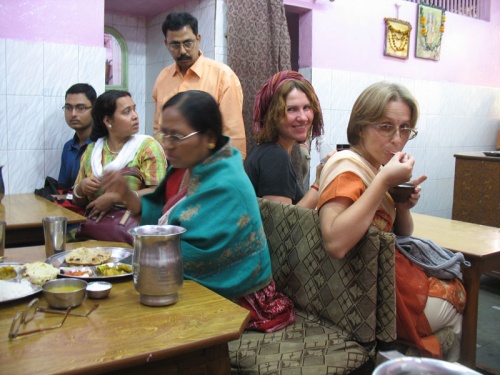 Едим в дхабе Едим в дхабе