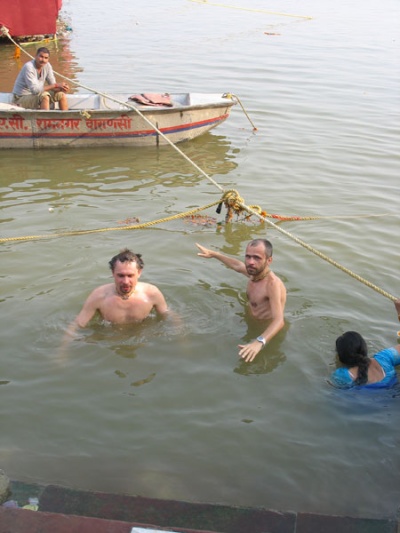 Принимаем омовение в Ганге Принимаем омовение в Ганге