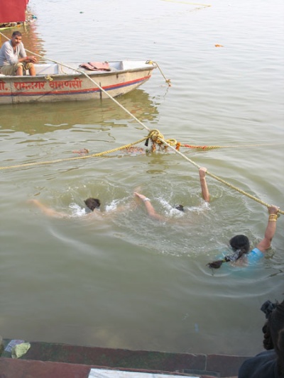 Принимаем омовение в Ганге Принимаем омовение в Ганге