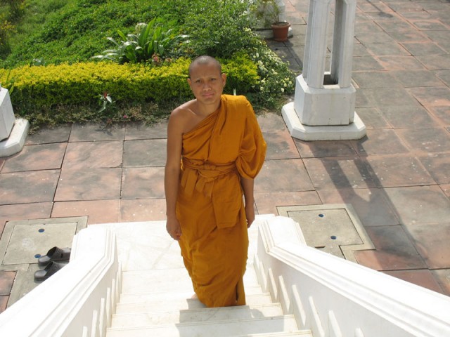Буддистские монахи...