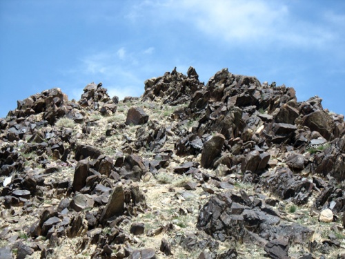 Ощетинившиеся острыми камнями холмы пустыни Гоби