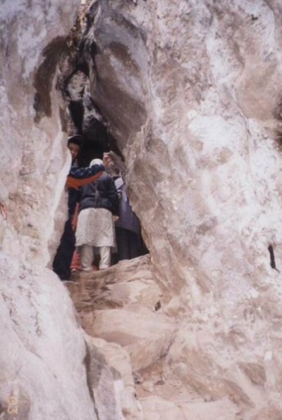 Вход в одну из пещер гуру Падмасамбхавы близ Катманду.