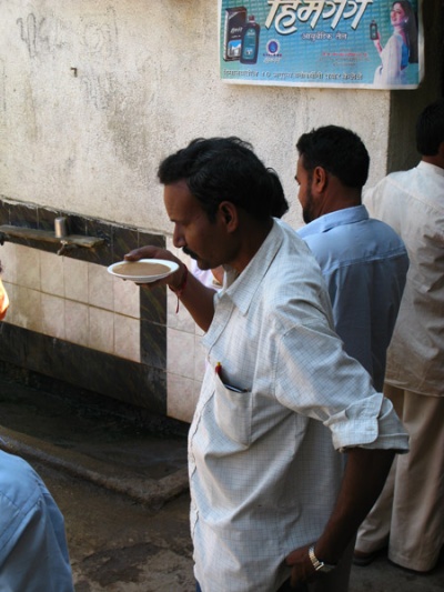 Фото дня: Гуджаратцы пьют чай из блюдечек (снято по дороге в Палитану)