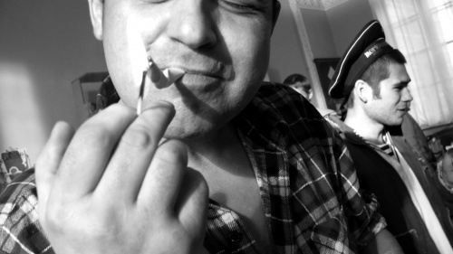 В пивной. Массовка радуется папиросам. В пивной. Массовка радуется папиросам.