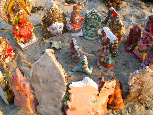 Индуистские боги на помойке за Тадж Махалом, Агра