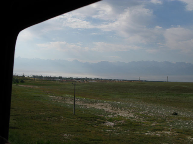 Горы над степью на подъезде к Алма-Ате