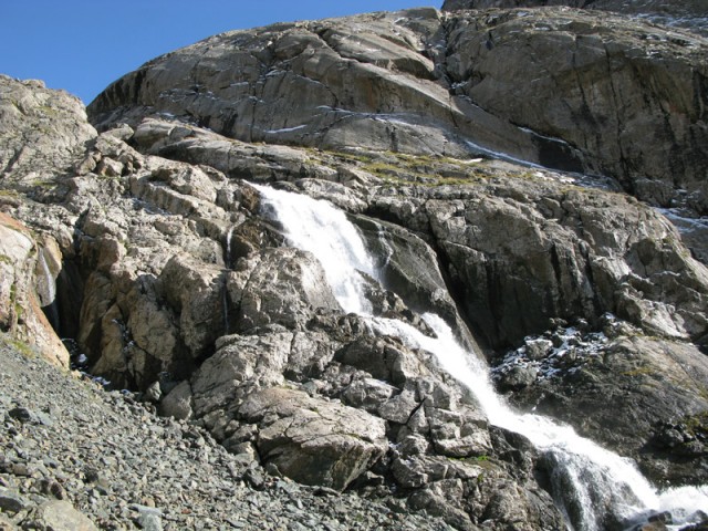 Водопад на реке, вытекающей из Ала-Келя