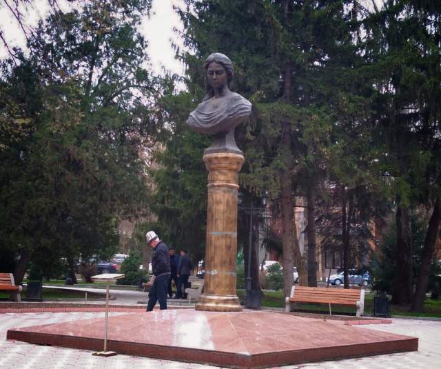 Памятник Таттыбубу Турсунбаевой