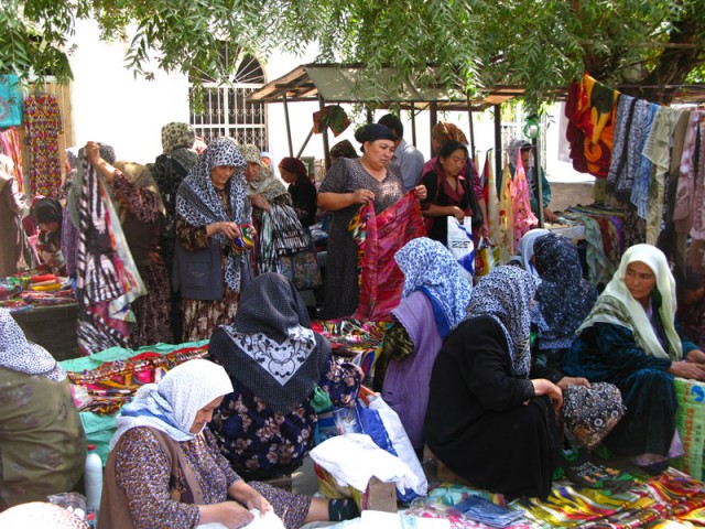 Воскресный базар в Маргелане, Узбекистан