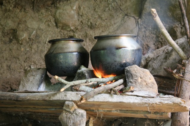 V nih varyat chai i kukuruzu dlya turistov.