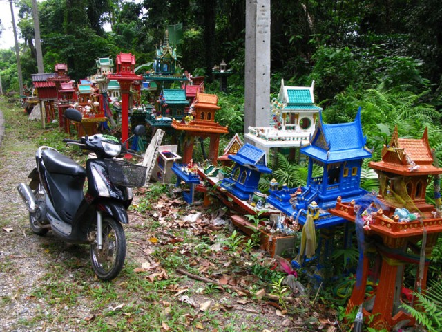 Домики для духов, Кочанг, Таиланд Домики для духов, Кочанг, Таиланд