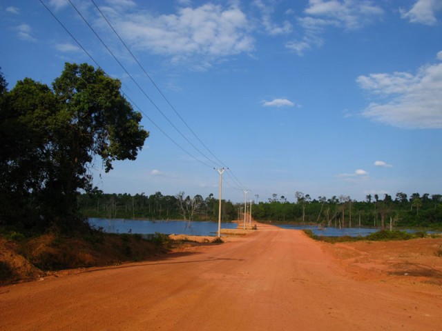 Красная дорога, зеленые джунгли, синее небо - визитная карточка Камбоджи