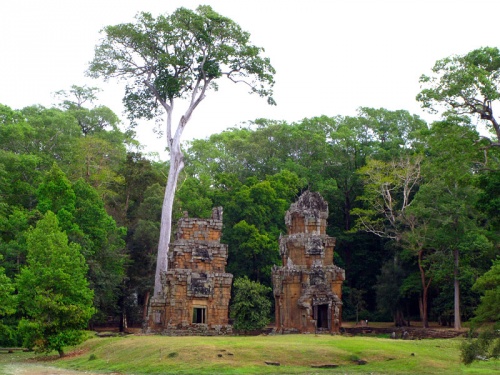 Башни Prasat Suor Prat – «Башни канатоходцев» в Ангкор Томе. Назначение их неизвестно. Всего – 12 штук.