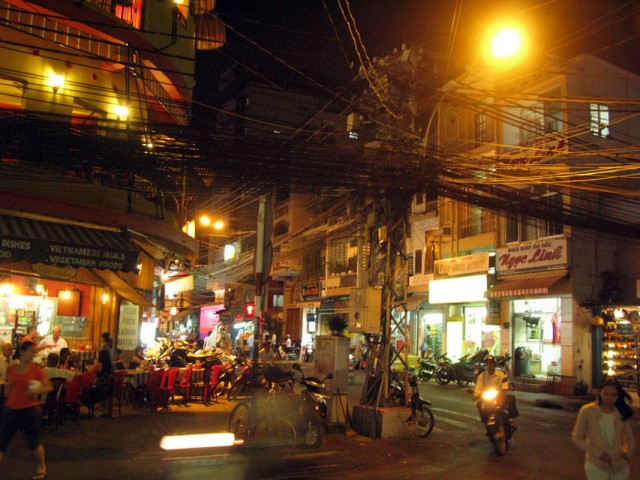 Паутины проводов в паутине улиц Паутины проводов в паутине улиц