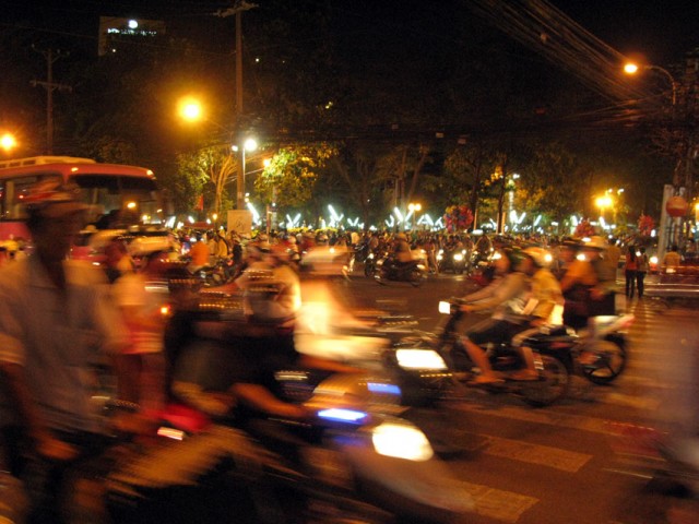 Раньше вьетнамцы ездили на великах, а теперь ездиют на моциках Раньше вьетнамцы ездили на великах, а теперь ездиют на моциках