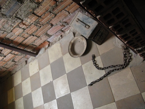 Школьные классы были поделены на крохотные камеры, где узников держали прикованными к полу.