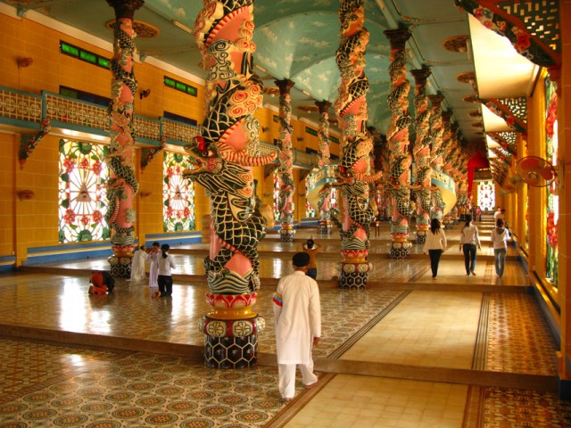 Внутри храма каодаистов