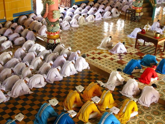 Молитва в храме религии Каодаи