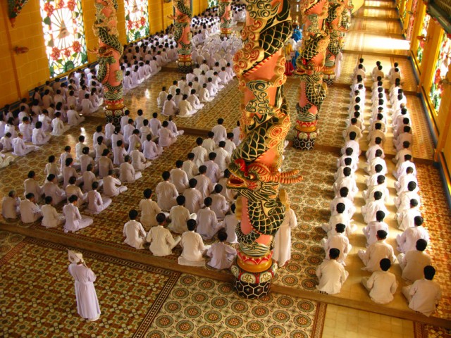 Молитва в храме религии Каодаи