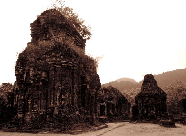 Развалины индуистских храмов в Ме Сон