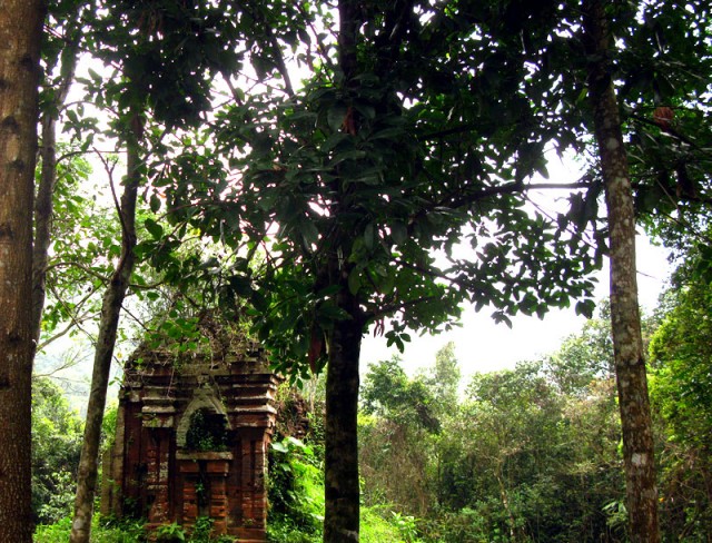 Развалины индуистских храмов в Ме Сон