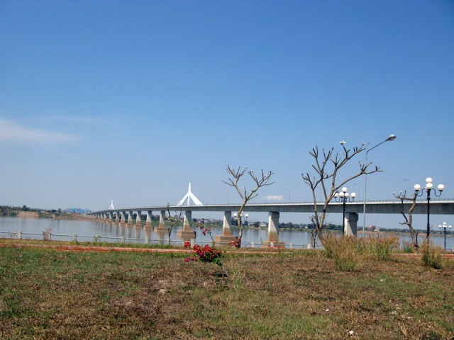Лаосско-тайский Мост дружбы через Меконг