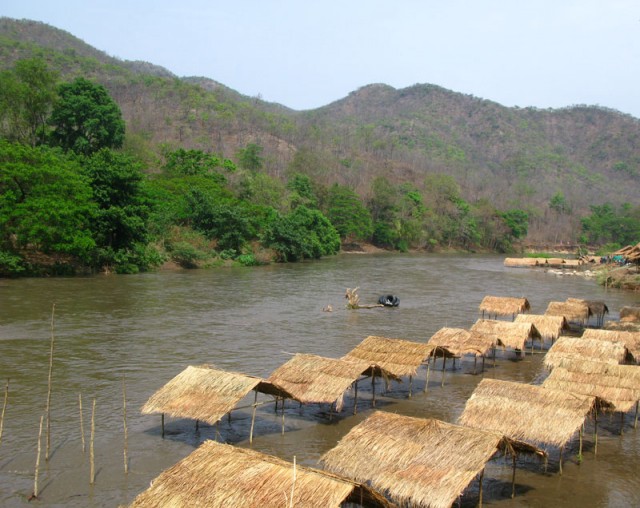 Река Ме Чаем разлилась и затопила все пикниковые места