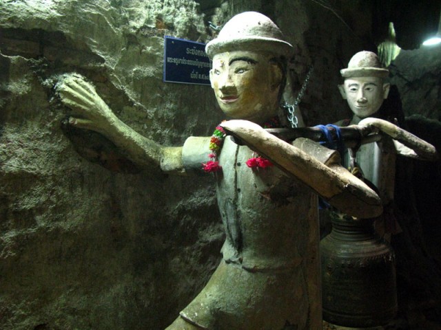 Цементные пионеры в пещере