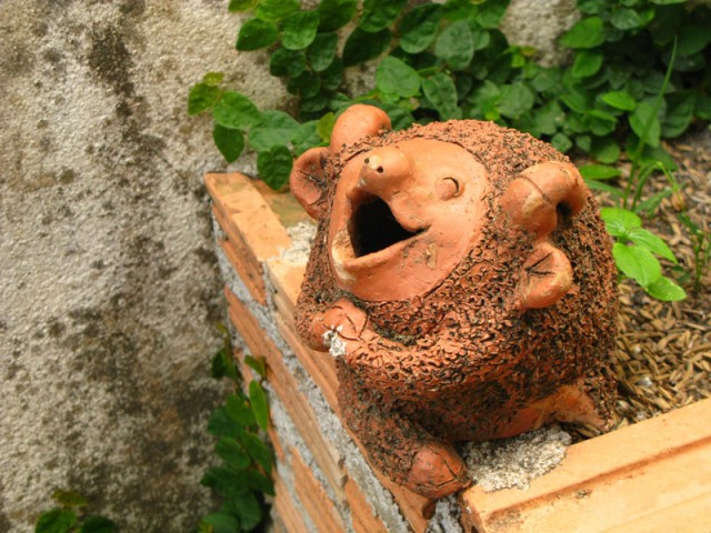 В Тае очень любят садовую керамику в виде благообразных барашков и слоников